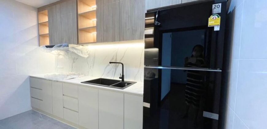 Condo for Rent 3 bedrooms with 1 maid room at 230 sq.m. Sathorm Area