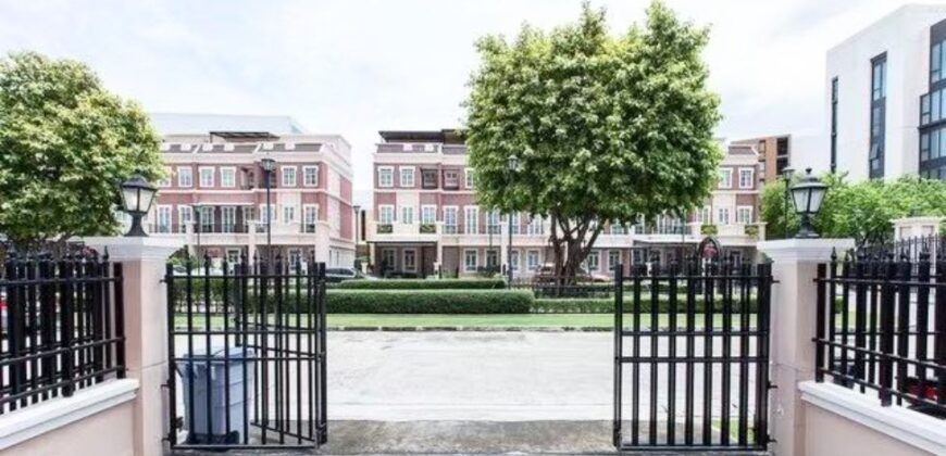 Townhouse for Rent at Sukhumvit 77 3 bedrooms 1 working room