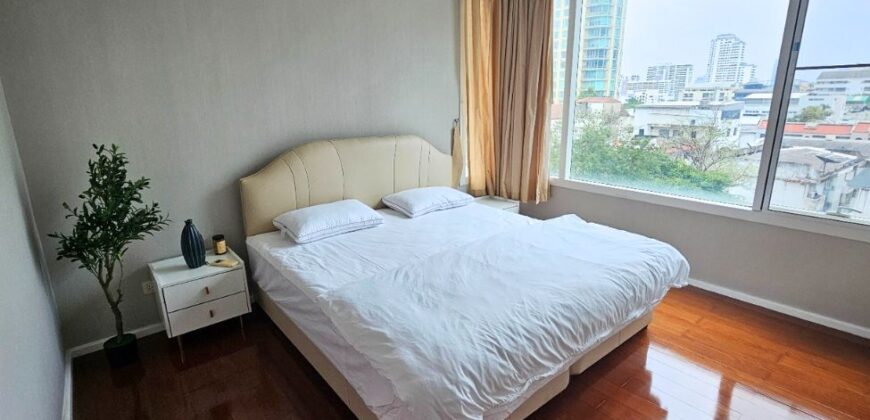 Modern 3-Bed Condo for Rent at Sukhumvit 23, Nice and Bright Room BTS Asok