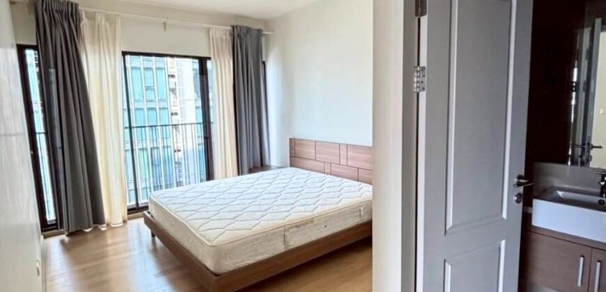 Condo for Rent Sukhumvit 26 with excellent natural light and city views BTS Phrom Phong