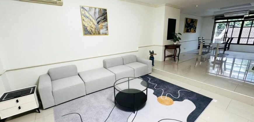 Townhome 4 bedrooms for rent near Emporium, located in Sukhumvit 31 Bangkok