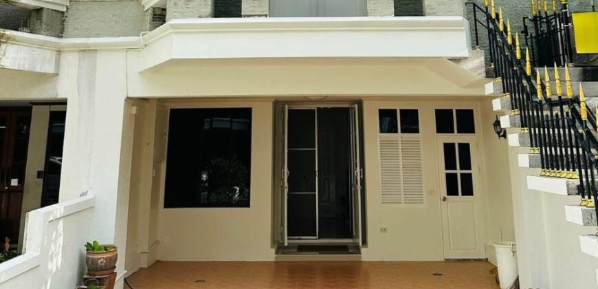 Townhome 4 bedrooms for rent near Emporium, located in Sukhumvit 31 Bangkok
